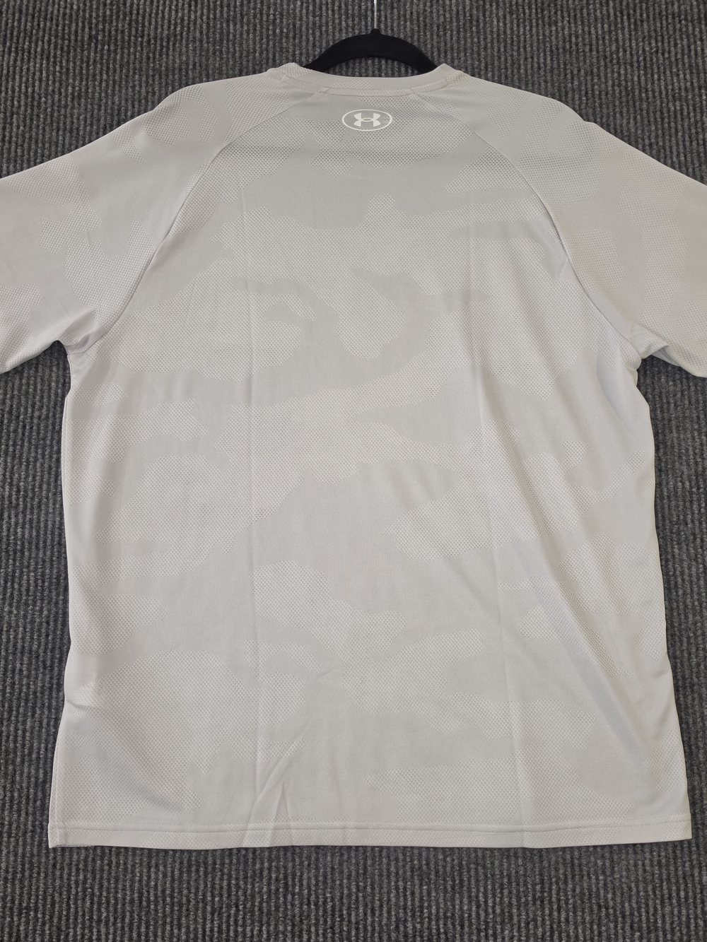 Under Armour Men’s Light Gray Short Sleeve Performance Tee - Picture 3 of 4